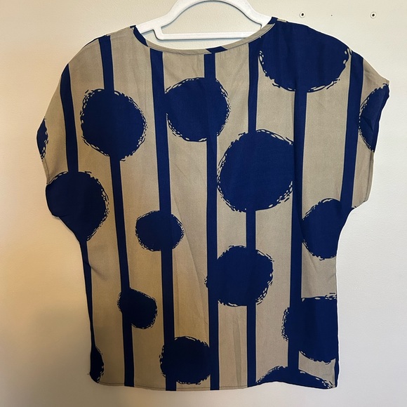 Emery Rose Graphic Print Blouse - Picture 2 of 4